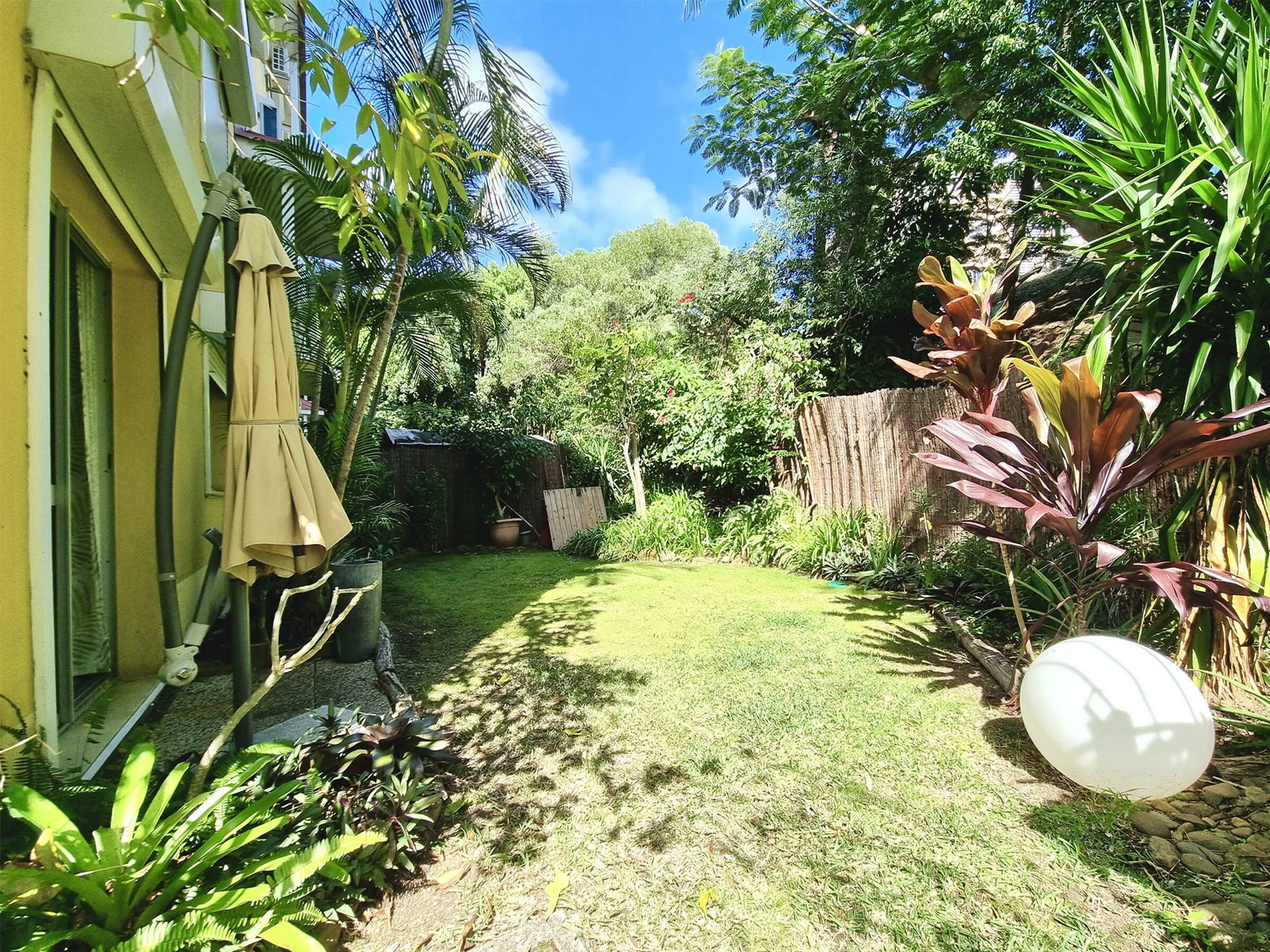 Appart12_vue_mer_jardin01